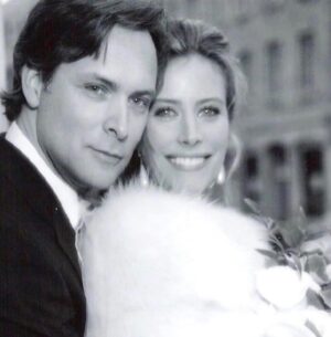 Julie du Page Instagram - 20 ans de mariage, noces de porcelaine wow! ❤️
J’ai convaincu mon mari de refaire les photos du 17 avril 2004 dans le Vieux Montréal.

À cette date, j’épousais Andrew pour le meilleur et pour le pire. Il y a eu beaucoup de “meilleur” et peu de “pire”.

Merci à notre Billie pour les photos. C’était symbolique qu’elle soit avec nous puisqu’il y a 20 ans, elle était bien au chaud dans mon bedon! 🩷

#20 #anniversary #love 📸 @magnoliaphoto