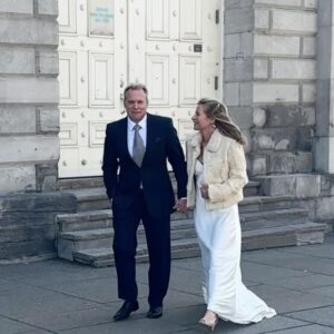 Julie du Page Instagram - 20 ans de mariage, noces de porcelaine wow! ❤️
J’ai convaincu mon mari de refaire les photos du 17 avril 2004 dans le Vieux Montréal.

À cette date, j’épousais Andrew pour le meilleur et pour le pire. Il y a eu beaucoup de “meilleur” et peu de “pire”.

Merci à notre Billie pour les photos. C’était symbolique qu’elle soit avec nous puisqu’il y a 20 ans, elle était bien au chaud dans mon bedon! 🩷

#20 #anniversary #love 📸 @magnoliaphoto