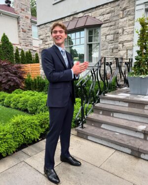 Julie du Page Instagram - La pluie a cessé, le bal peut commencer!
Je n’ai pas connu le bal de finissants de ma fille à cause de la pandémie. Je me rattrape avec celui de mon bébé! Bonne soirée A & A!

🤵🏼‍♂️ @sartorialto 
👞 @aldo_shoes 
@lesrelookeuses