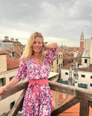 Julie du Page Instagram - Si vous pouviez partir n’importe où, quelle serait votre destination? À l’approche des vacances, quelles sont les tendances voyages 2024? ✈️ Mercredi 8h45 @salutbonjourofficiel