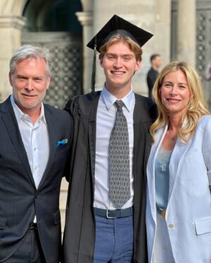 Julie du Page Instagram - Tu nous rends si fiers Augustin, diplômé du secondaire! ❤️ Bravo mon chéri! Le collège avait organisé une belle cérémonie et c’était émouvant de voir les parents si émus à l’appel du nom de leur progéniture. Pas pu m’empêcher de verser quelques larmes aussi… 
C’est beau de voir des jeunes allumés, (qui ne l’ont pas eu facile, pandémie oblige), prêts à passer à une autre étape de leur vie. Bravo cohorte @collegebrebeuf 2019-2024, le monde vous appartient! C’est mon coup de 🫶🏻 de la semaine!