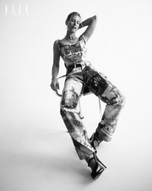 Julie du Page Instagram - Ma première réaction quand j’ai su que j’allais faire le cover du @ellequebec ? « Pincez-moi je rêve! » 

Je me suis laissée porter par cette belle aventure et j’ai savouré chaque instant. Du photoshoot (où je suis sortie de ma zone de confort) à la magnifique entrevue sans filtre de @joaniepietracupa 

Un grand merci @lancomeofficial @ameliefortiercyr @ilhem.ker et à toute l’équipe. Depuis 1 an 1/2, vous me faites vivre des moments inoubliables! 💕 En vous, je retrouve une famille. 

Et bien sûr, un merci spécial à toute l’équipe du @ellequebec. Quand j’étais adolescente, ma marraine m’a abonnée au Elle France (il n’y avait pas encore la version Qc) et chaque numéro que je recevais par la poste était un événement. Du haut de mes 14 ans, j’étais loin d’imaginer qu’un jour je serais la cover girl de ce prestigieux magazine…

Je suis fière! Encore merci à toute l’équipe @ellequebec 
@sophiebanford 
@joaniepietracupa 
@lauriedup 

Photographe @d.picard Assistant photo @pachakal Directrice de création & styliste @olivia_leblanc Assistantes au stylisme @indiannna @juliettebourbonniere Maquillage @ronnietrembaly (@folioartists, avec des produits @lancomeofficial) Coiffure @turpinsteven (avec des produits @moroccanoil) Productrice @penelope.lm Assistante à la production @scormz

Merci à mes complices 😘 @martine158 
@izamasse2 #bichango