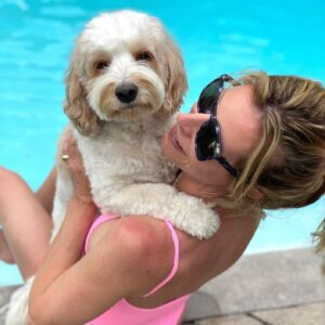 Julie du Page Instagram - Joyeux 7e anniversaire Monsieur Boogie, mon buddy à qui je parle quand personne m’écoute, mon toutou, ma doudou, ma bouillotte. Il ne te manque que la parole… et encore! Le sais-tu combien tu me fais du bien? 🐶🫶🏻❤️ #doglover #monsieurboogie