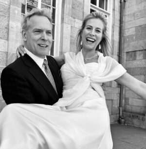 Julie du Page Instagram - 20 ans de mariage, noces de porcelaine wow! ❤️
J’ai convaincu mon mari de refaire les photos du 17 avril 2004 dans le Vieux Montréal.

À cette date, j’épousais Andrew pour le meilleur et pour le pire. Il y a eu beaucoup de “meilleur” et peu de “pire”.

Merci à notre Billie pour les photos. C’était symbolique qu’elle soit avec nous puisqu’il y a 20 ans, elle était bien au chaud dans mon bedon! 🩷

#20 #anniversary #love 📸 @magnoliaphoto