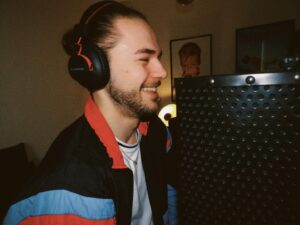 Julien Canaby Instagram - 🎵Workin’ day and night🎵
