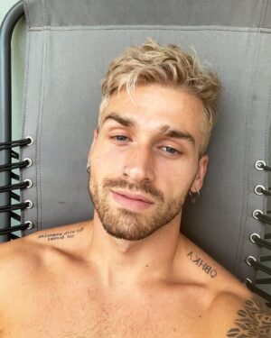 Julien Coste Instagram - Vous pensez quoi de ma nouvelle couleur ? 😀
Dites-moi qu’elle sera la prochaine couleur besoin d’idée 🔥❤️

Merci frérot pour ton taff incroyable @_hugoldorak_ 

#hairstyle #sun #