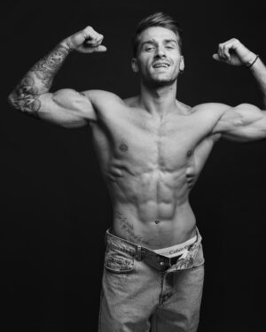 Julien Coste Instagram - Un sourire ne coûte rien et produit beaucoup, Il enrichit celui qui le reçoit sans appauvrir celui qui le donne 😀❤️

@mattdortomb