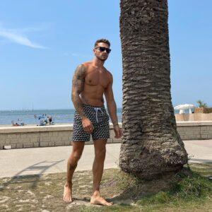 Julien Coste Instagram - À votre avis je regarde quoi ? 🤩😂

#sun #beach #life