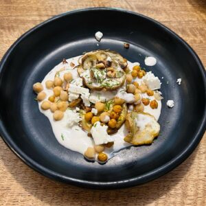 Julien Doré Instagram - Golden Aubergines crémeuses aux pois-chiches & paprika 🍆🌿🏖️☀️

- Tu cueilles 2 aubergines bien goulues & ta ciboulette fraîche 🌿
- Tu laves tes pois-chiches & ta ciboulette (ça fait jamais de mal tu connais) 💦
- Lave & épluche tes aubergines 🍆 💦
- Tu réunis 1 yaourt grec, fleur de sel, poivre, huile d’olive, amandes à griller, paprika en poudre, 1/2 citron, ta ciboulette hachée et tes aubergines coupées en rondelles (& qq dés de fêta si t’es joueur 🎲 )
- 🔥 Dans ton four hot à 190° tu balances sur une plaque tes rondelles d’aubergines & tes pois-chiches, filet huile d’olive, fleur de sel, poivre & paprika 
- Cuisson 25 min ⏰
- Pendant ce temps (tu peux écouter mes albums si t’es un gros lover-suave) ou en profiter pour mettre dans un bol le yaourt grec, ciboulette, 🍋, sel, poivre, un peu de paprika, et qq épices que tu kiffes (gingembre, origan, zaatar, piment) & tu touilles 
- Mets-moi cette sauce crémeuse au frigo ma caille ❄️
- Petite poêle chaude & tu grilles tes amandes soigneusement éclatées avec ton pilon ( dans la photo numéro 3 j’ai mis des emojis sur la marque de mon frigo parce que j’aime ma dignité et j’ai pas besoin de faire de placements de produits pour gratter une nuit d’hôtel ou une friteuse gratuite 😂)
- Pour le dressage, (assiette noire si t’es un puriste), cercle épais de ta sauce crémeuse puis montagne de rondelles d’aubergines & cascade de pois chiches 
- Ça saupoudre d’amandes grillées, de ciboulette, de fêta & de poivre 
- Le reste, c’est du plaisir en bouche, une éruption de saveurs d’été au son des cigales 

Petit conseil musique autour de la dégustation : Celui qui part de @josephkamelmusique 

#recette #cooking #summer #été #aubergine🍆