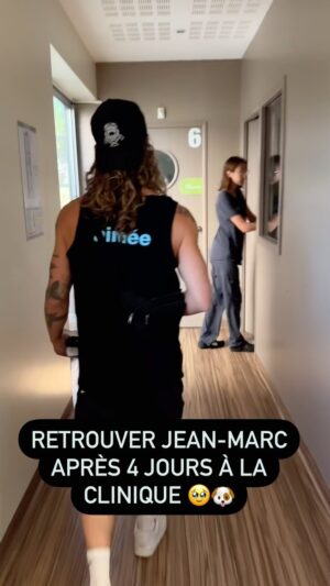 Julien Doré Instagram - Retrouvailles avec Jean-Marc après une grosse opération & 4 jours loin de lui 🥹🩷
Merci à sa vétérinaire Manon, aux équipes de la clinique Espinaux & à celles de  @veterinaire_languedocia ( Antoine, Laure, Sophie & tous les autres 💛 ) de lui avoir sauvé la vie 😍
👉 @simoneetjeanmarc 🐕🐕