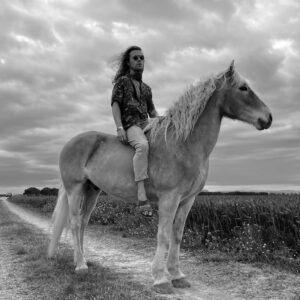 Julien Doré Instagram - Je vous souhaite une merveilleuse année 2024 💝
Prenez soin de vous et de ceux qui vous entourent, le reste c’est du vent 💨 
La pieuvre a 3 cœurs, essayons de mieux utiliser le notre 🐙❤️
