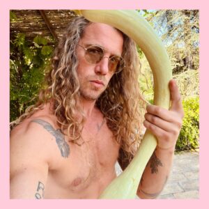 Julien Doré Instagram - Les années passent et mes courgettes s’allongent 🌱🥒