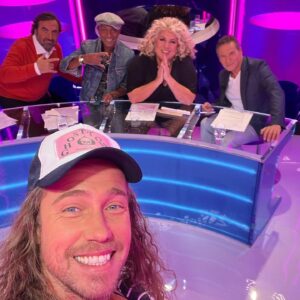 Julien Doré Instagram - Je vous souhaite une merveilleuse année 2024 💝
Prenez soin de vous et de ceux qui vous entourent, le reste c’est du vent 💨 
La pieuvre a 3 cœurs, essayons de mieux utiliser le notre 🐙❤️