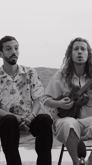 Julien Doré Instagram - Petit session acoustique de notre coup de vieux 👨🏼‍🌾
Ukulélé : @jdoreofficiel 
📹 : @bricevdh