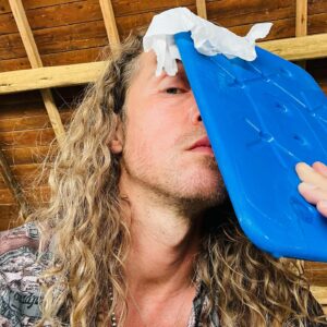 Julien Doré Instagram - Je vous souhaite une merveilleuse année 2024 💝
Prenez soin de vous et de ceux qui vous entourent, le reste c’est du vent 💨 
La pieuvre a 3 cœurs, essayons de mieux utiliser le notre 🐙❤️