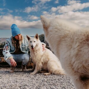 Julien Doré Instagram - Fier de mes loups @simoneetjeanmarc qui ont créé une édition limitée de paquets de croquettes et bouteilles d’huile de saumon au profit de @la_spa 🐾💕

@ultrapremiumdirect 
(Lien en story)
📸 by @goledzinowski