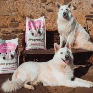 Julien Doré Instagram - Fier de mes loups @simoneetjeanmarc qui ont créé une édition limitée de paquets de croquettes et bouteilles d’huile de saumon au profit de @la_spa 🐾💕

@ultrapremiumdirect 
(Lien en story)
📸 by @goledzinowski