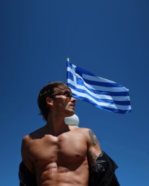 Julien Geloën Instagram - J’en avais marre qu’on me raconte des salades … 🇬🇷 
j’ai dit à Léa : « Feta valise on y va ! »
