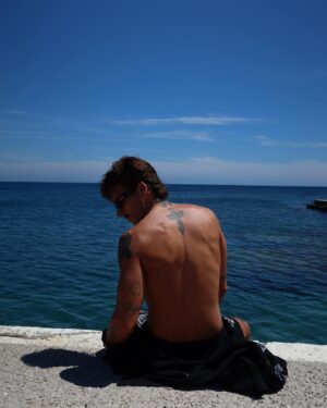 Julien Geloën Instagram - J’en avais marre qu’on me raconte des salades … 🇬🇷 
j’ai dit à Léa : « Feta valise on y va ! »