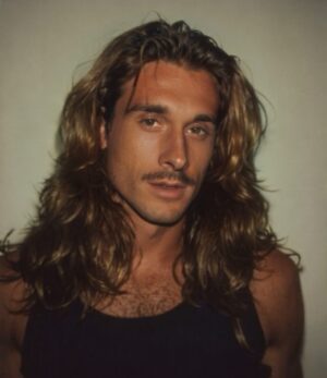 Julien Geloën Instagram - jsuis mieux en blonde ou en brune ?

(Photos générées par IA)