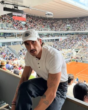 Julien Geloën Instagram - jeu set et match 🎾🧡 @lacoste 

𝔠𝔬𝔩𝔩𝔞𝔟𝔬𝔯𝔞𝔱𝔦𝔬𝔫 𝔠𝔬𝔪𝔪𝔢𝔯𝔠𝔦𝔞𝔩𝔢 - 𝔦𝔫𝔳𝔦𝔱𝔞𝔱𝔦𝔬𝔫