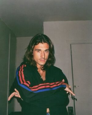 Julien Geloën Instagram - jsuis mieux en blonde ou en brune ?

(Photos générées par IA)