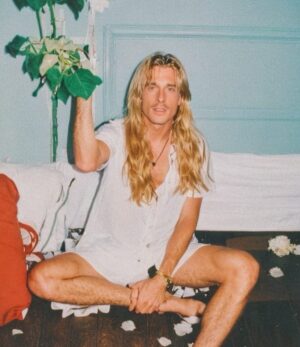Julien Geloën Instagram - jsuis mieux en blonde ou en brune ?

(Photos générées par IA)