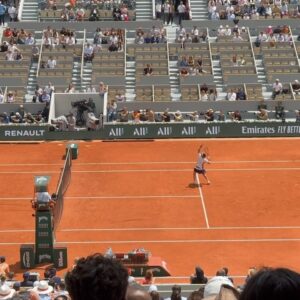 Julien Geloën Instagram - jeu set et match 🎾🧡 @lacoste 

𝔠𝔬𝔩𝔩𝔞𝔟𝔬𝔯𝔞𝔱𝔦𝔬𝔫 𝔠𝔬𝔪𝔪𝔢𝔯𝔠𝔦𝔞𝔩𝔢 - 𝔦𝔫𝔳𝔦𝔱𝔞𝔱𝔦𝔬𝔫