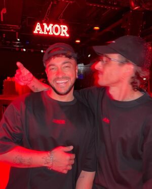 Julien Geloën Instagram - À ce soir les Parisiens, montrons au reste de la France comment on sait faire la fête chez nous 👹❤️‍🔥 

AMOR x FACTORY PARIS 
📍CLUB LA NUIT 

@clublanuit @factory.paris @ekiz._ @rayen_wav
