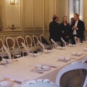 Julien Guirado Instagram - Ravis d’avoir pu participer à cette conférence ou le thème aborder était «  code sociaux professionnels «  avec ces élèves de La Sorbonne @excellencepropulsion dans ce lieu unique @hotelalfredsommier @mavrickgaland