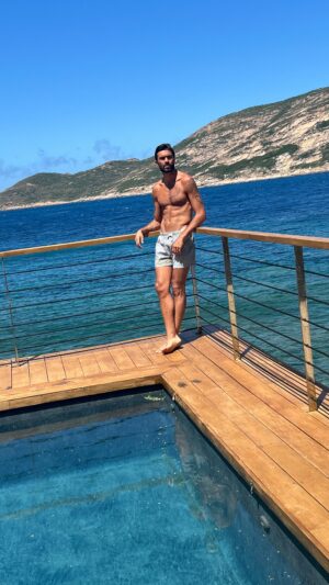 Julien Guirado Instagram - Je viens de passer un séjour incroyable dans cette maison de rêve @domaine_argentella à 30 minutes de Calvi, située sur la plage déserte de l’Argentella avec cette piscine de folie. Elle est disponible à la location pour vos vacances ou pour organiser des événements. Pour plus d’informations, n’hésitez pas à les suivre ✨