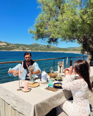Julien Guirado Instagram - Niché dans la charmante région de Calvi, @domaine_argentella vous invite à découvrir toutes les splendeurs naturelles de l’Île de Beauté. Cet écrin de sérénité, dissimulé par la verdure luxuriante et doté d’un accès privé à la plage, offre une vue imprenable sur la mer et les montagnes environnantes. L’architecture de la maison, fusion harmonieuse entre charme traditionnel et modernité, est sublimée par une décoration intérieure soignée et chaleureuse.
