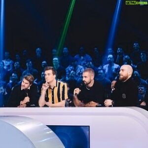 Julien Lacroix Instagram - Hier j’ai sûrement été le plus mauvais joueur de l’histoire de #lafureur mais jai tellement eu de fun ! C’est un rêve de petit garçon qui s’est réalisé et ça n’a pas de prix ! En plus j’ai rencontré Lorie!! Merci @cloutierv et @prodkotv pour l’invitation ! D’après @zemorissette je risque d’être capitaine des vétérans l’an prochain !! @bertexertier pour la photo.