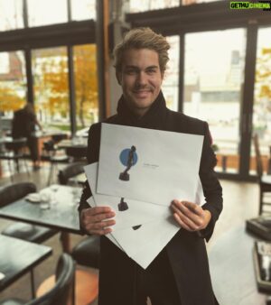 Julien Lacroix Instagram - Wow ! 4 nominations au Gala des Olivier !! Dont humoriste de l’année wow !!! En plus, mon one man show n’est eligible que l’an prochain, je ne pourrais être plus choyé !! Merci !!