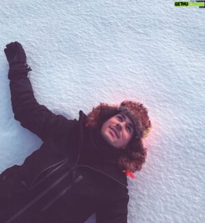 Julien Lacroix Instagram - Du soleil plein la tête... Pas juste du soleil... Les attaques de drone, la chasse à l’homme et les films tristes.
