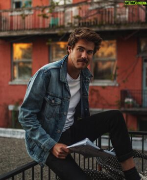 Julien Lacroix Instagram - Aujourd’hui je rasais ma moustache des dernières semaines maintenant que mon tournage sur “La maison bleue” est terminé.  Hier j’étais au @bordelcomedie toujours en préparation de mon one man show, je suis vraiment fier de ce que je vais vous presenter! Pour les billets allez dans ma bio! Merci à @emihebert qui a immortalisé ma moustache hier sur le fly en 5 minutes! Suivez cette artiste très talentueuse ! J’ai hâte de vous parler des autres projets sur lesquels je travaille !!
En plus, des prodiges dès le 29 mai sur @icitoutv et mon gala @juste_pour_rire avec @adibalkld le 19 juillet !!