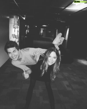Julien Lacroix Instagram - Il y a des vendredis plus relaxe que d’autres! ZAZ @juliesnyderofficielle
