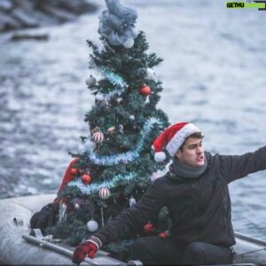 Julien Lacroix Instagram - De plus en plus difficile d’attirer votre attention pour vendre des billets de spectacle !

@francois.bellefeuille et moi sommes donc allés en Zodiac sur le fleuve Saint-Laurent mettre nos vies en danger.

Se baigner à -20° pas ma meilleure idée, c’était tellement froid je pense que j’ai perdu mon pénis. @andre.beaupre