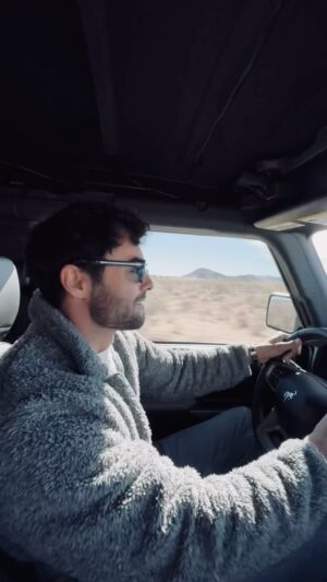 Julien Marlon Samani Instagram - Taking the Bronco to the desert was fun 🌵🏜️💨
#bronco #bronconation #fordbronco #broncobadlands #joshuatree #desert @fordbronco