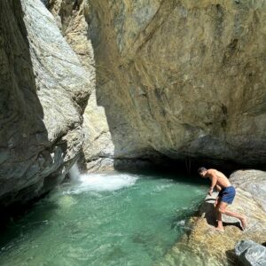 Julien Marlon Samani Instagram - Seemed to be a good idea.. turned out it was not 😂
#stunt #waterfall #california