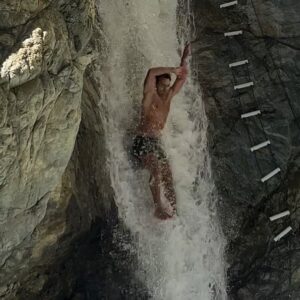 Julien Marlon Samani Instagram - Seemed to be a good idea.. turned out it was not 😂
#stunt #waterfall #california