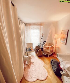 Julien Sznejderman Instagram - J’avais la mission de transformer notre “chambre du fond “ en chambre pour Pia ! 
Mission accomplie ?