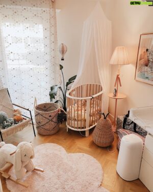 Julien Sznejderman Instagram - Préparer la chambre de bébé, le boulot de papa ? Maman étant en galère j’ai accepté la mission avec plaisir ❤️ @celinemori1