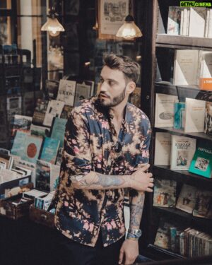 Julien Sznejderman Instagram - Cabinet de curiosité ♥️

#gentlemanstyle #gentlemen #menwear
#menstyle #menfashion #malefashion #fashionblogger
#blogger #Lingerie #modahombre #lenceria #mauritius
#LUNCH #StreetFashion #StreetStyle #MenWithClass
#RAGAZZA #Girls #BEACHGIRLS #FashionAddict #Preppy
#Elegant #beachgirl