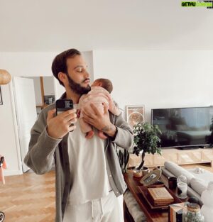 Julien Sznejderman Instagram - J’ai trouvé une marque de vêtements pour bébé qui utilise  la fibre de bambou et c’est génial , des que tu lui enfiles son body elle s’endort comme un koala ❤️ @bamboomofficial