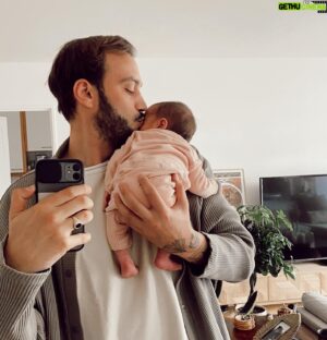 Julien Sznejderman Instagram - J’ai trouvé une marque de vêtements pour bébé qui utilise  la fibre de bambou et c’est génial , des que tu lui enfiles son body elle s’endort comme un koala ❤️ @bamboomofficial
