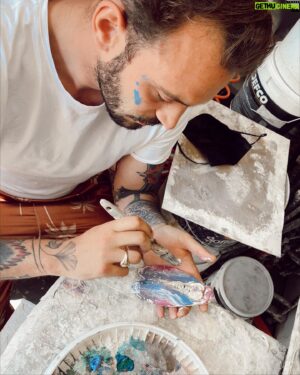 Julien Sznejderman Instagram - Aujourd’hui j’ai découvert l’atelier de Denis ( @masdesanges_decoration ) qui a eu la patience de m’apprendre un peut de son métier ! Jetez un œil dans mes réels ❤️