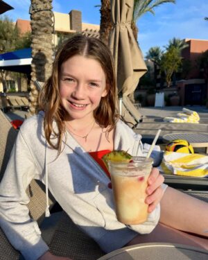 Juliet Donenfeld Instagram - That’s a wrap on my Palm Springs vacation! 🌴☀️
.
#springbreak #palmsprings #pool #pinacolada #activitycenter #crafts #games #tennis #pickleball #moviebythepool #funtimes #lastminutevacations #canceledhawaii #hawaiinexttime #workinggirl #actress 
#julietdonenfeld