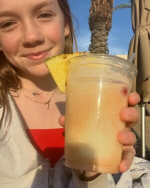 Juliet Donenfeld Instagram - That’s a wrap on my Palm Springs vacation! 🌴☀️
.
#springbreak #palmsprings #pool #pinacolada #activitycenter #crafts #games #tennis #pickleball #moviebythepool #funtimes #lastminutevacations #canceledhawaii #hawaiinexttime #workinggirl #actress 
#julietdonenfeld