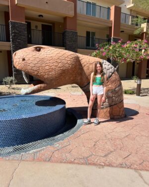 Juliet Donenfeld Instagram - That’s a wrap on my Palm Springs vacation! 🌴☀️
.
#springbreak #palmsprings #pool #pinacolada #activitycenter #crafts #games #tennis #pickleball #moviebythepool #funtimes #lastminutevacations #canceledhawaii #hawaiinexttime #workinggirl #actress 
#julietdonenfeld